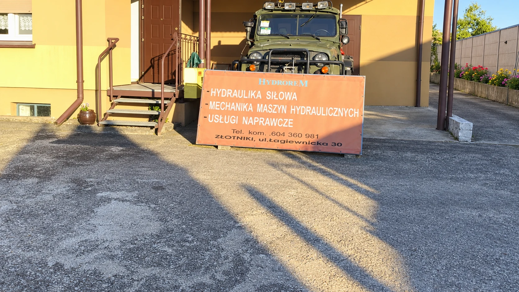 HYDROREM-Werkstatt an der Łagiewnicka 30 in Złotniki — retuschiertes Foto.